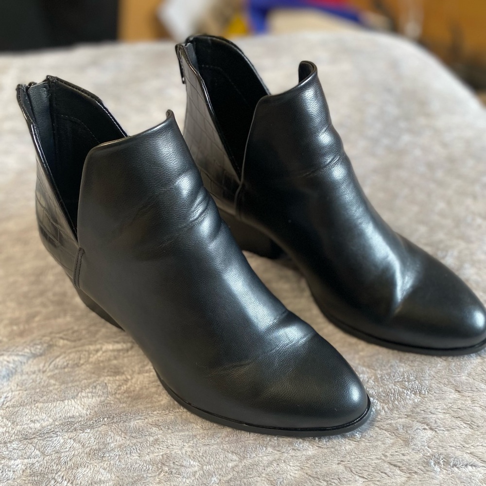 SO brand faux leather & crocodile print booties 👢